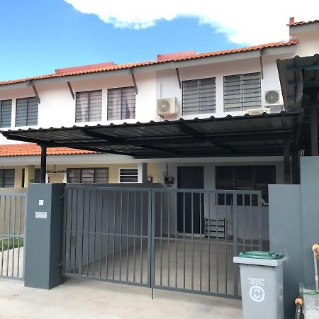 Oyo 90493 Jl Homestay Segamat Exterior foto