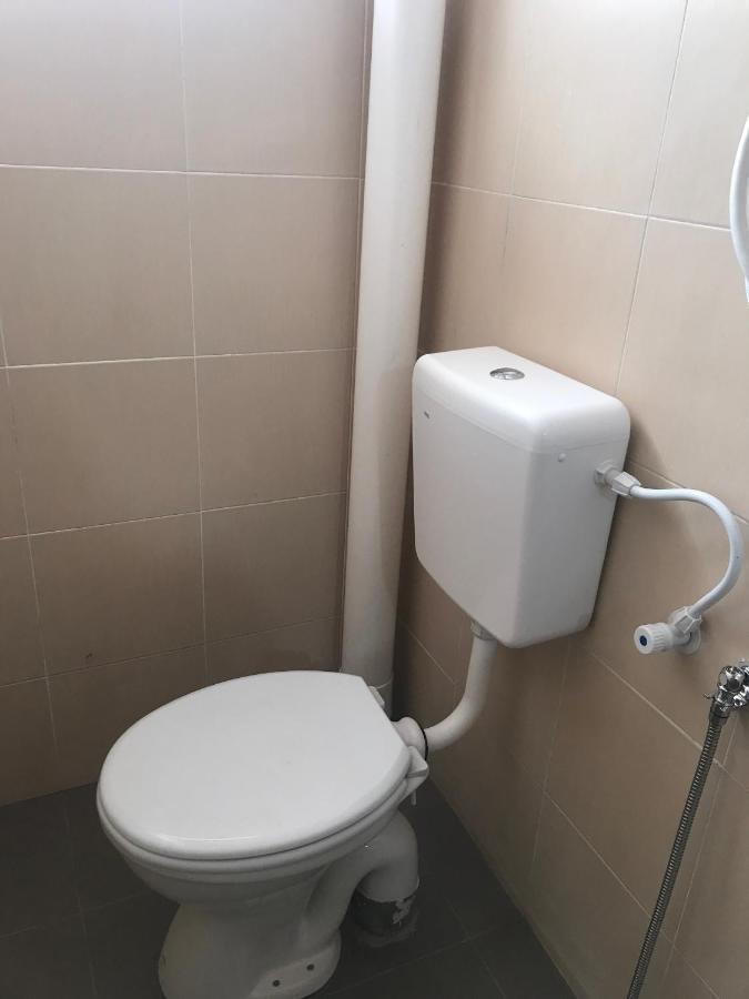 Oyo 90493 Jl Homestay Segamat Exterior foto